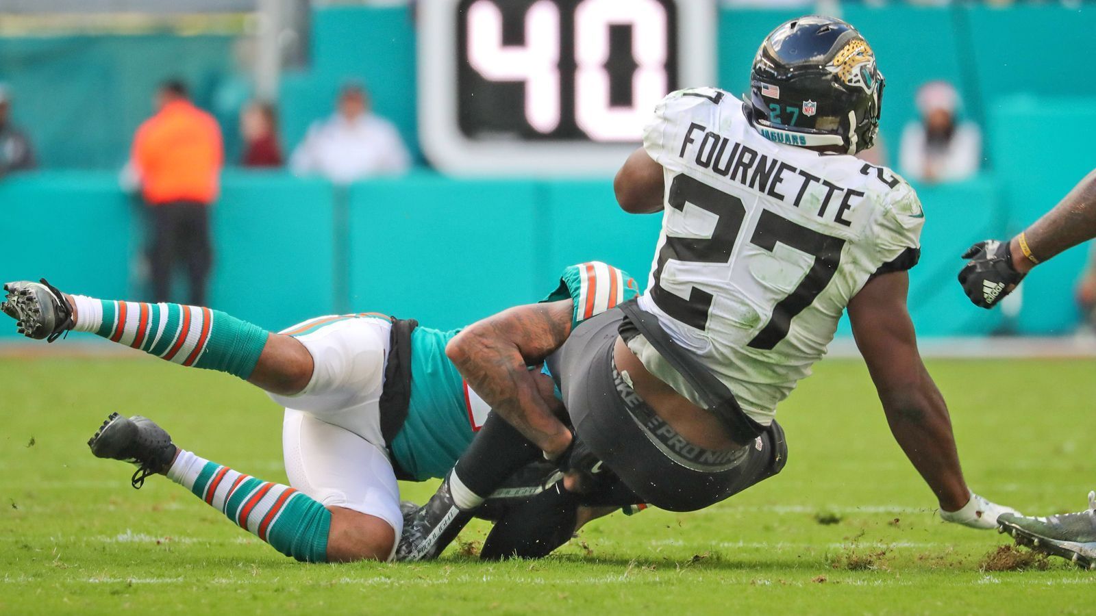 
                <strong>Draft Needs der Jacksonville Jaguars</strong><br>
                In Nick Foles haben die Jaguars den Quarterback ihrer Zukunft bereits in der Free Agency gefunden. Der nächste logische Schritt: den neuen Spielmacher bestmöglich durch einen neuen O-Liner beschützen. Besonders auf der rechten Seite ist dabei Bedarf, seitdem Offensive Tackle Jeremy Parnell an die Free Agency verloren wurde. Und auch Running Back Leonard Fournette, der in der vergangenen Saison immer wieder durch Verletzungen ausgebremst wurde, dürfte sich über einen neuen Beschützer freuen. Ach, und apropos Nick Foles: Der Super-Bowl-MVP würde sicherlich auch Gefallen an einer neuen Waffe auf der Wide-Receiver- oder Tight-End-Position finden. In der Defensive könnte noch ein Defensive Tackle als Komplement zu Marcell Dareus gebraucht werden.
              