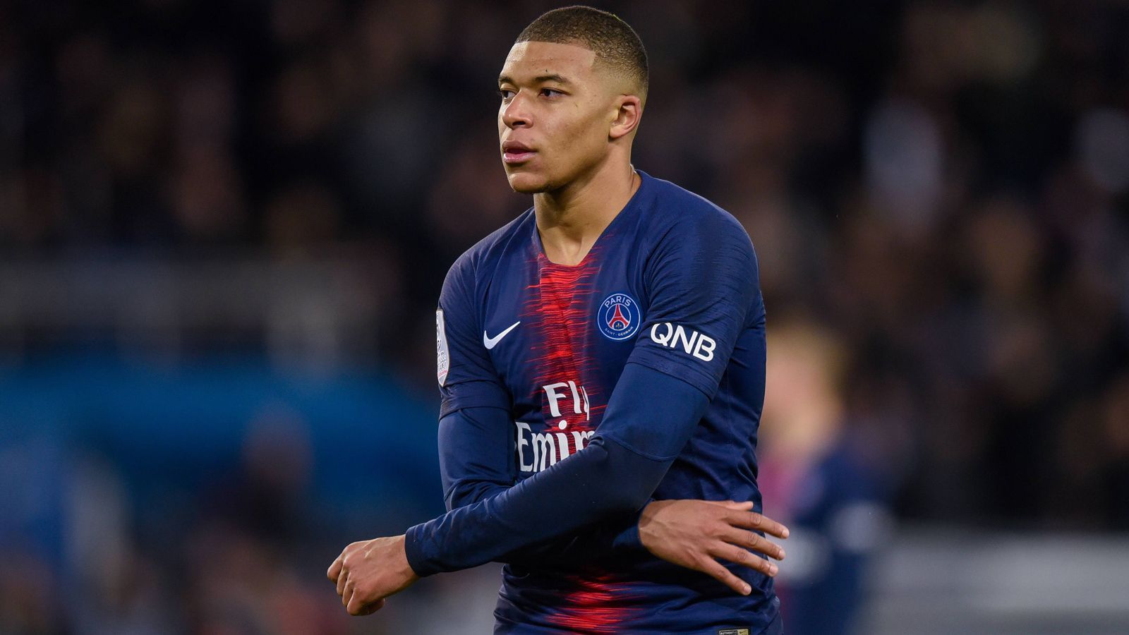 
                <strong>Kylian Mbappe (Paris St. Germain)</strong><br>
                Die meisten Stimmen bei der Fan-Abstimmung der "Marca" bekam der französische Weltmeister Kylian Mbappe von Paris St. Germain. 79 Prozent der Fans wollen den erst 20 Jahre alten Stürmer bald im Santiago Bernabeu sehen. Mbappe setzte sich unter den Angreifern, die zur Wahl standen, gegen Harry Kane (acht Prozent; Tottenham) oder Mauro Icardi (vier Prozent; Inter Mailand) durch. Der Vertrag des französischen Nationalspielers Mbappe läuft bei PSG noch bis 2022, in der laufenden Saison erzielte er bislang 31 Treffer bei 35 Einsätzen für den souveränen Tabellenführer der Ligue 1.
              