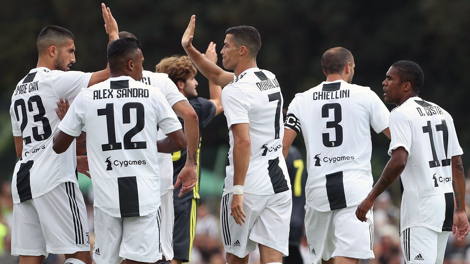 
                <strong>Juventus Turin: So lief das CR7-Debüt</strong><br>
                Ganze acht Minuten hat es dann gedauert, bis die Profis von Juventus Turin erstmals jubeln durften. Torschütze? Natürlich: Cristiano Ronaldo (Mi.)! Einer der ersten Gratulanten war der deutsche Nationalspieler und Juve-Neuzugang Emre Can (li.) 
              