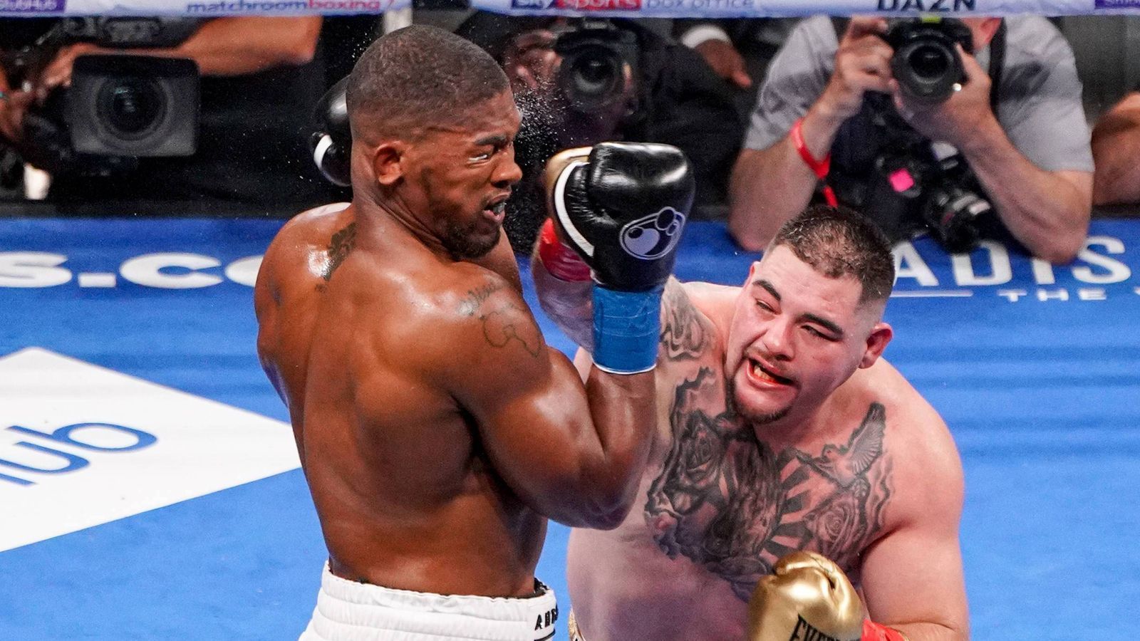 
                <strong>Anthony Joshua entschuldigt sich bei Anhang</strong><br>
                Der geschlagene Joshua zollt seinem Bezwinger "großen Respekt" und sagt: "Sorry an meine Freunde und Unterstützer, dass ich sie enttäuscht habe."
              