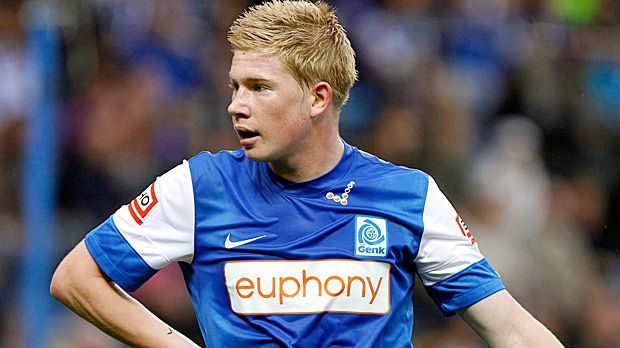 
                <strong>Kevin De Bruyne</strong><br>
                Gleich vier heutige Spitzenspieler absolvierten beim KRC Genk ihre ersten Schritte im Profi-Fußball. Bereits in der Saison 2008/09 feierte Kevin De Bruyne sein Debüt in der belgischen Jupiler Pro League. Nach 97 Liga-Spielen wechselte De Bruyne 2012 zum FC Chelsea, mittlerweile zählt er zu den begehrtesten Mittelfeldspielern Europas.
              