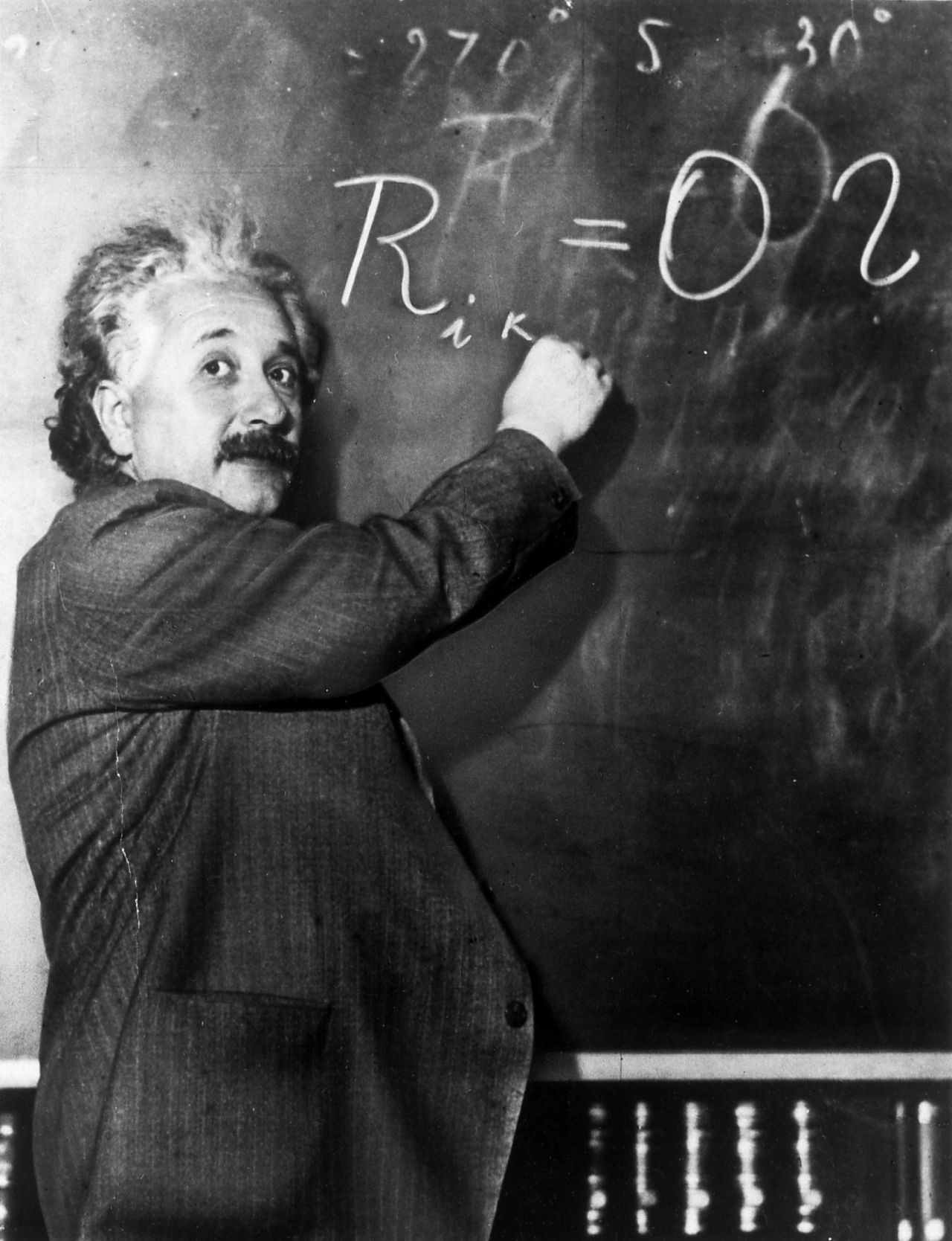 Albert Einstein (1879 - 1955): Physiker. Seine Relativitätstheorie über den Zusammenhang von Raum und Zeit veränderte die Welt. Ein weiterer Schwerpunkt seiner Arbeit war die Quantenphysik.