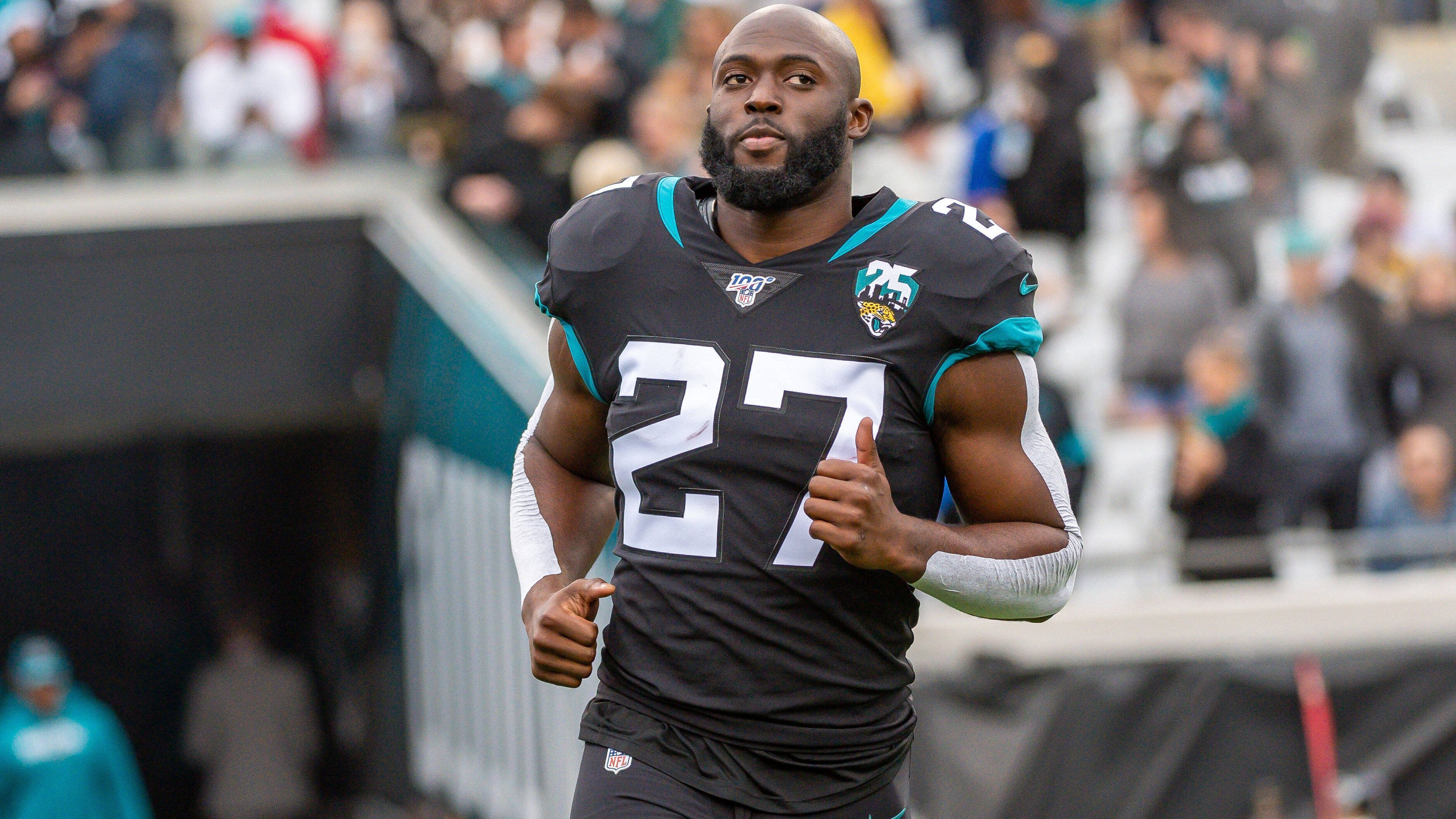 
                <strong>Jacksonville Jaguars</strong><br>
                Möglicherweise treibt es Fournette auch wieder zu dem Team, das ihn damals gedrafted hat. Unter Head Coach Doug Pederson haben sich die Jacksonville Jaguars um Quarterback Trevor Lawrence stabilisiert und dürfen sich für die kommende Saison durchaus etwas ausrechnen. Fournette könnte den etatmäßigen Running Back Travis Etienne entlasten, der auch immer wieder mit Verletzungen zu kämpfen hat.
              