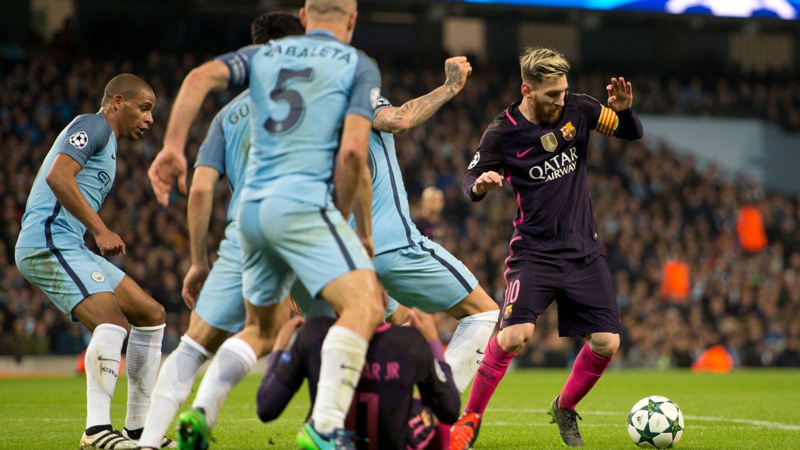 
                <strong>Manchester City    </strong><br>
                Manchester City schien für Lionel Messi die Option Nummer eins zu sein. Laut Informationen von "ESPN" gab es bereits ein Telefongespräch zwischen Messi und Trainer Pep Guardiola, in denen die beiden über einen möglichen Wechsel zu Manchester City sprachen. Der Verein prüft offenbar noch, inwiefern sich eine Verpflichtung des 33-Jährigen realisieren lässt, ohne dabei gegen die Regeln des Financial Fair Play zu verstoßen. Eines ist sicher: Mit Messi hätte Manchester City ungleich bessere Chancen, sich den Traum vom Champions-League-Sieg zu erfüllen. Zumal Guardiola und Messi dies bereits gemeinsam beim FC Barcelona vollbracht haben.
              