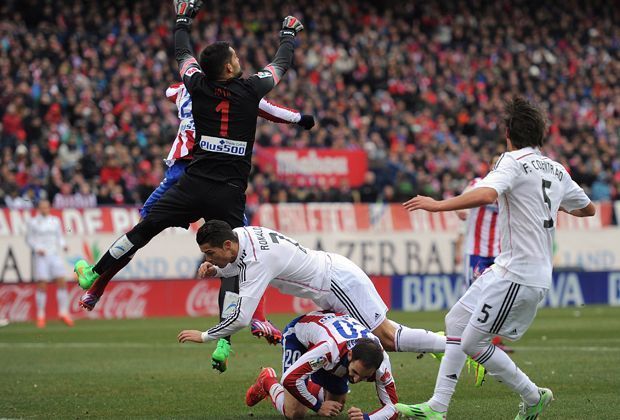 
                <strong>Cristiano Ronaldo ohne Tor</strong><br>
                Kurzer Tumult ohne Wirkung: Cristiano Ronaldo fällt über Atletico-Verteidiger Juanfran. Keeper Miguel Moya ist aber zur Stelle. Wieder kein Tor für das Geburtstagskind von Donnerstag. Stattdessen trifft Antoine Griezmann in der 67. Minute zum 3:0.
              