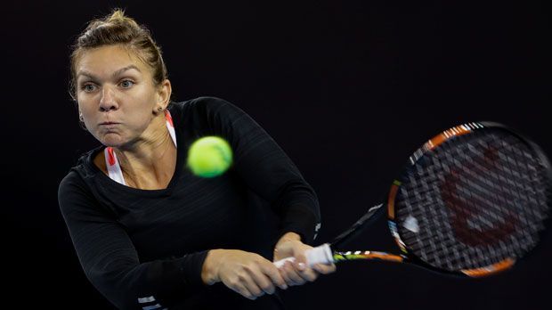 
                <strong>Simona Halep (Qualifiziert - 4728 Punkte)</strong><br>
                Die Rumänin ist bereits zum dritten Mal nacheinander für den abschließenden Saisonhöhepunkt qualifiziert. Nachdem das Jahr für sie schwach begonnen hat, steigerte sich Halep und siegte sowohl bei den wichtigen Turnieren in Madrid und Montreal als auch bei ihrem Heimturnier in Bukarest. Die Rumänin erreichte bei ihren jüngsten sechs Turnierteilnahmen mindestens vier Mal das Halbfinale und ist so auch 2016 eine heiße Kandidatin auf den Titel in Singapur.
              