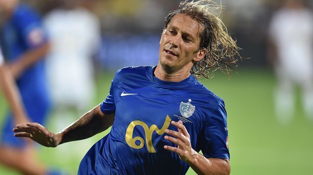 
                <strong>Michel Salgado</strong><br>
                Michel Salgado: Mit 40 Jahren hat auch der frühere Real-Rechtsverteidiger noch nicht genug vom Fußball. Er lässt sich ebenfalls auf das Futsal-Abenteuer in Indien ein und ist das prominenteste Aushängeschild des Teams aus Kochi. Salgados Erfolge als Spieler: Vier Meistertitel in Spanien, zwei Champions-League-Titel und ein Weltpokal-Sieg - alles mit Real Madrid.
              