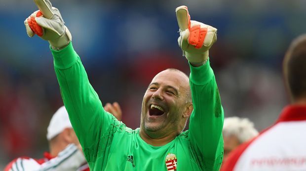 
                <strong>Kiraly bei EM: Erster ungarischer Keeper ohne Gegentor</strong><br>
                ... Er ist nämlich der erste ungarische Keeper, der bei einer Europameisterschaft seinen Kasten sauber hielt. 1964 und 1972 war es den jeweiligen Torhütern nicht gelungen, in den insgesamt vier Partien die Null zu halten. Der ehemalige Hertha- und 1860-Schlussmann hat dies gegen Österreich (2:0) direkt im ersten Versuch in Frankreich geschafft.
              