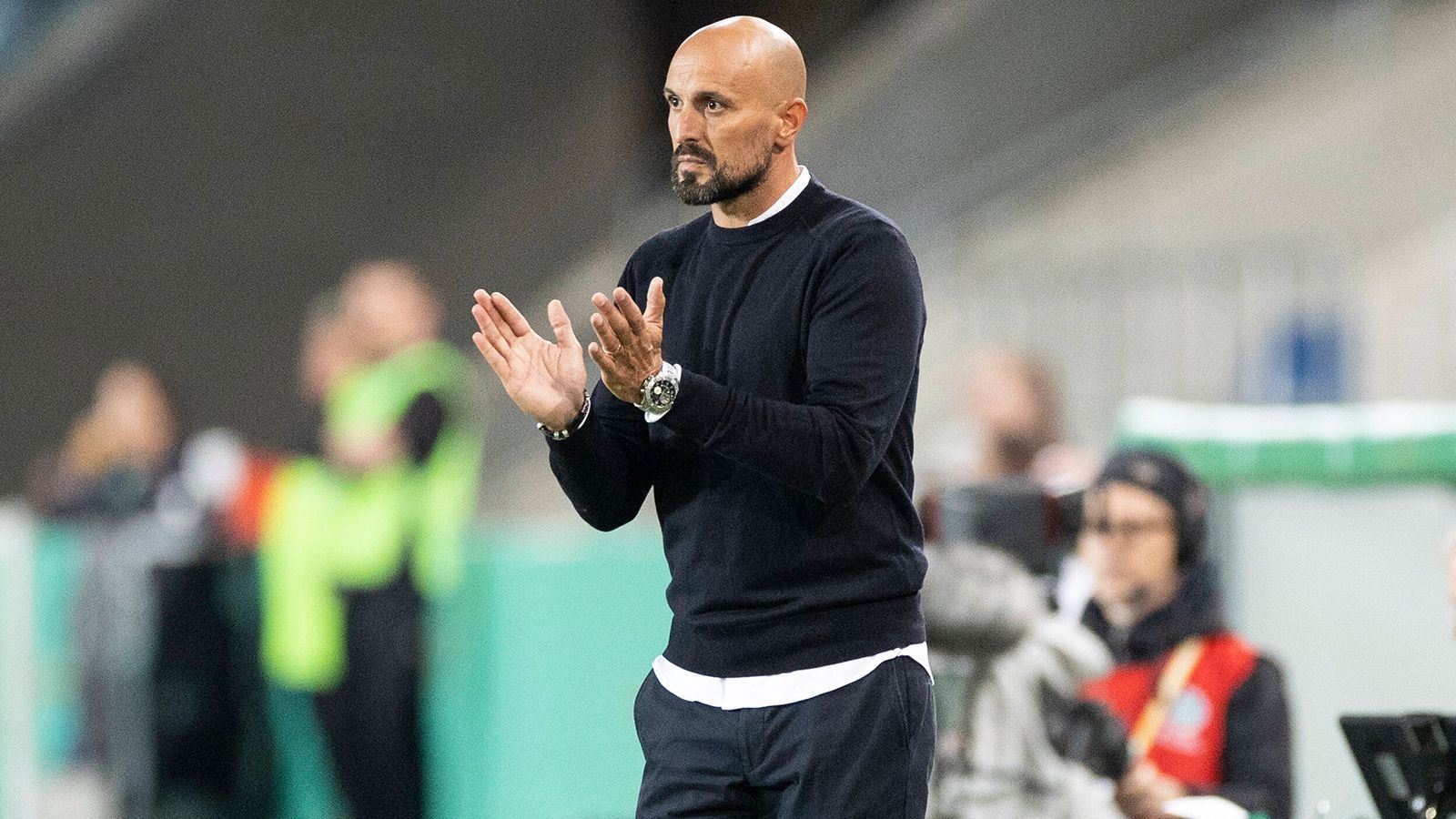 
                <strong>Antonio Di Salvo </strong><br>
                Momentan nicht auf der Liste, doch das kann sich bei einem möglichen EM-Triumph mit der deutschen U21 bei der EM in Georgien und Rumänien (live in SAT.1, auf ProSieben MAXX, in der ran-App und auf ran.de) schnell ändern. Schon sein Vorgänger Stefan Kuntz wurde durch seine Erfolge mit den DFB-Junioren relativ überraschend Bundestrainer-Kandidat, als Jogi Löw seinen Abschied bekanntgab. 
              