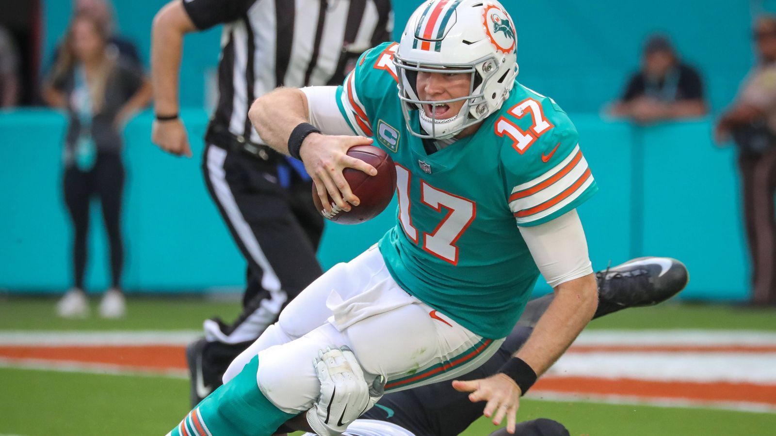 
                <strong>Platz 2: Ryan Tannehill (Miami Dolphins/QBR 35,4)</strong><br>
                Er bekommt nach sieben Jahren wohl einen Neustart, indem die Dolphins sich von ihm trennen. Das dürfte auch bitter nötig sein, denn er bekam schon länger die Kurve nicht mehr. Was auch an dauernden Verletzungsproblemen, aber auch an fehlender Mobilität und Genauigkeit lag.
              