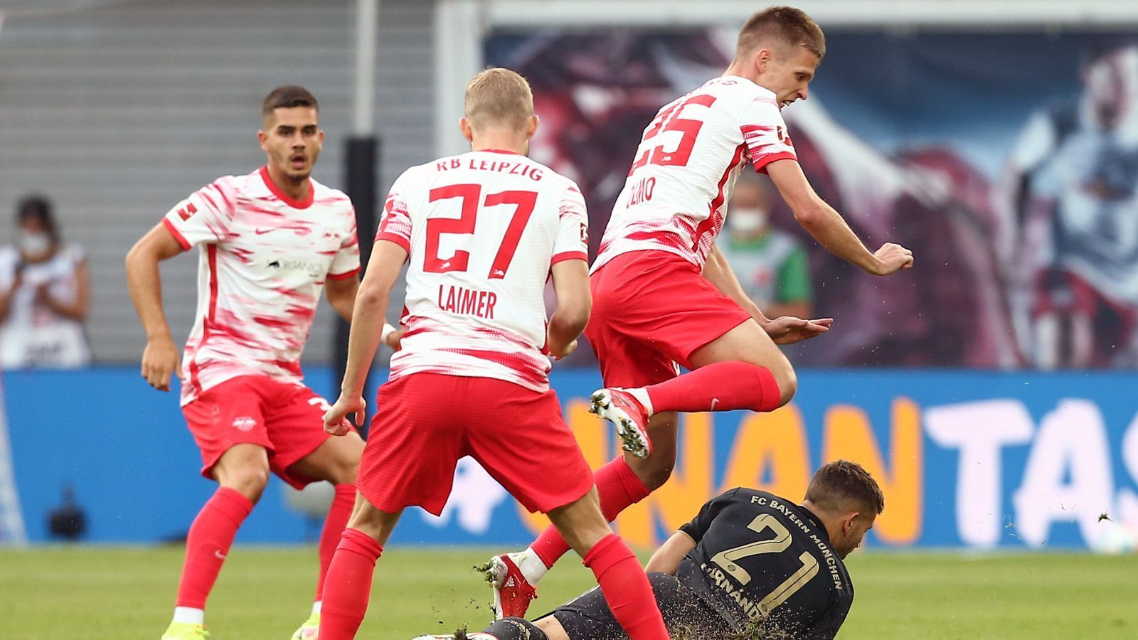 
                <strong>Dani Olmo (RB Leipzig)</strong><br>
                In Leipzigs stärkster Phase gleich nach Spielbeginn zunächst wenig im Spiel. Kurz vor der Pause mit gutem Schuss, den Neuer zur Ecke pariert. Mit zunehmender Dauer verläuft auch das Zusammenspiel mit Szoboszlai besser. Teilweise zu verspielt. ran-Note: 4
              