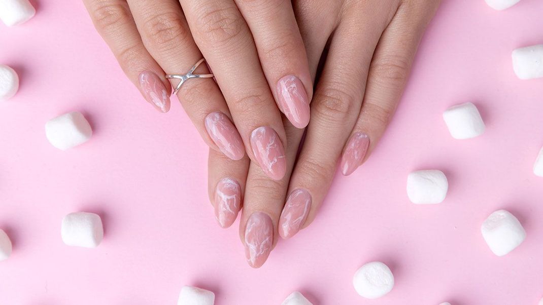 Von Glazed Nails über Barbie Pink bis hin zu Strasssteinchen – wir verraten euch die Nail Trends 2023!