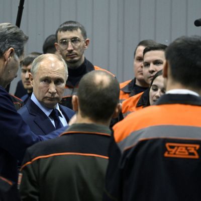 Die hohen Ausgaben von Kremlherrscher Putin für den Krieg gegen die Ukraine werden für Russlands Wirtschaft immer mehr zur Belastung. 