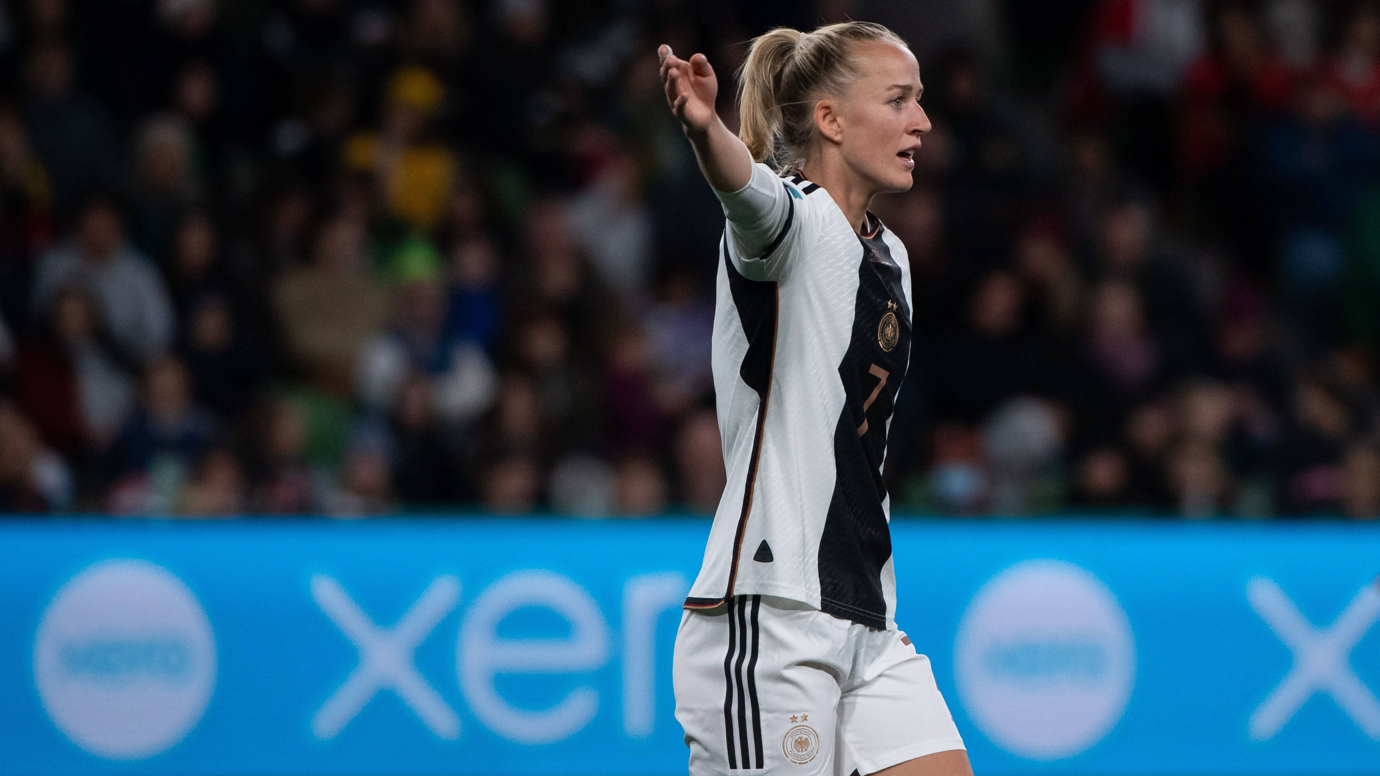 <strong>Lea Schüller</strong><br>Um die Offensive beim Stand von 0:1 zu verstärken, bringt Bundestrainerin Martina Voss-Tecklenburg in der 67. Minute Lea Schüller als weitere Stürmerin ins Spiel. Allerdings gelingt der Angreiferin des FC Bayern kaum etwas bei ihrem Joker-Einsatz. <strong><em>ran</em>-Note: 4</strong>