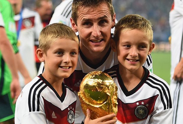 
                <strong>2014: Weltmeisterschaft</strong><br>
                Niemand erzielte im 21. Jahrhundert mehr Länderspiel-Tore. Klose hat bei WM-Endrunden die meisten Siege (17), die meisten K.o.-Spiele (14) bestritten und stand als einziger viermal in Folge im Halbfinale. Ist mit Pele und Uwe Seeler einer von drei Spielern, die bei vier WM trafen.
              