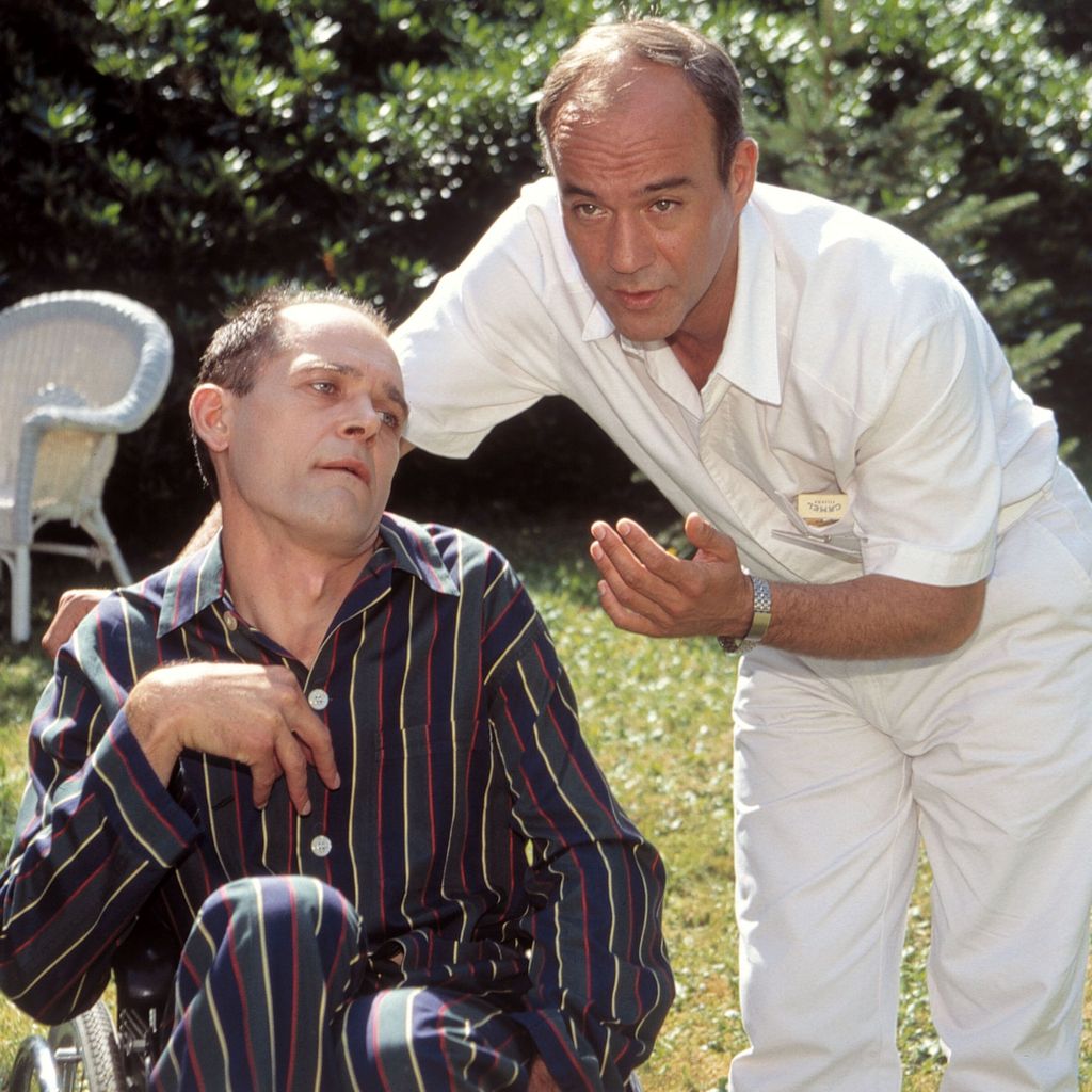 Johan Nothegger und Heinrich Lauterbach sind im Garten und unterhalten sich mit Blick in die Ferne.