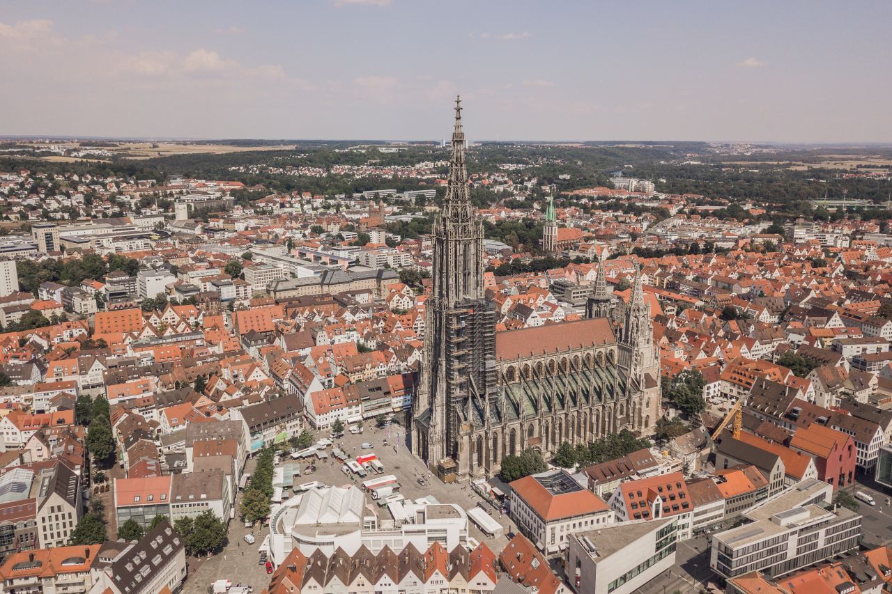 Der Ulmer Münster gilt mit rund 161 Metern als der höchste Kirchturm der Welt. Und: Er wird regelmäßig angepinkelt - im wahrsten Sinne des Wortes. Urin gefährdet die Bausubstanz. Mittlerweile verhängt die Stadt hohe Bußgelder fürs Wild-Pinkeln.