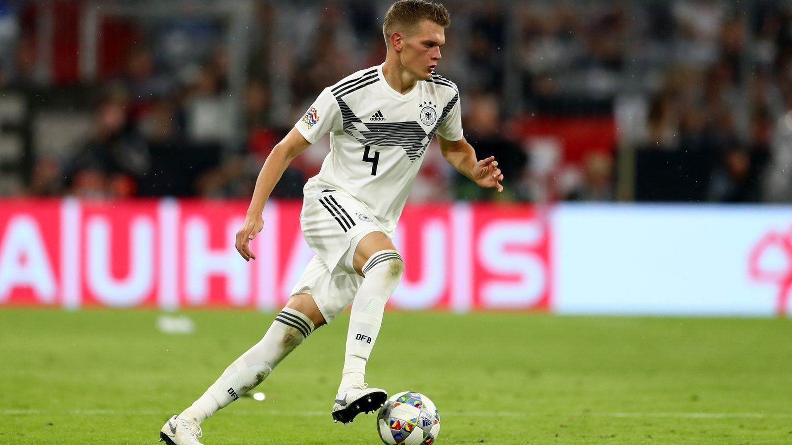 
                <strong>Linksverteidigung: Matthias Ginter</strong><br>
                Matthias Ginter überzeugte gegen Frankreich, Peru und die Niederlande als Rechtsverteidiger. Doch der Gladbacher ist flexibel einsetzbar und hat keine Probleme damit: "Es gibt nicht so viele Unterschiede zwischen den einzelnen Varianten in der Viererkette. Das ist eine super Position: Ich kann ein bisschen offensiver spielen und das macht mir viel Spaß", zitiert ihn die "WAZ" über seine Rechtsverteidiger-Rolle. Weshalb nicht auch mal die Linksverteidigerposition ausprobieren? Der 24-Jährige brachte es zu ein paar sehenswerten Offensivaktionen, die auch gegen Frankreich nicht fehlen sollten. 
              