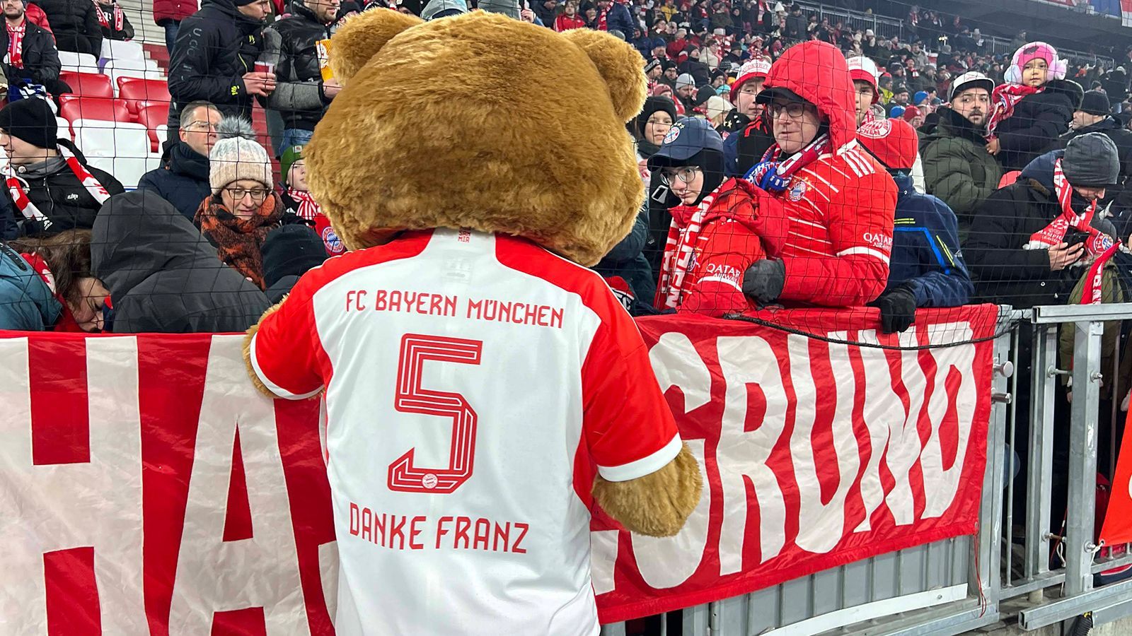 Auch das Maskottchen ehrt den Kaiser mit einem Sondertrikot.