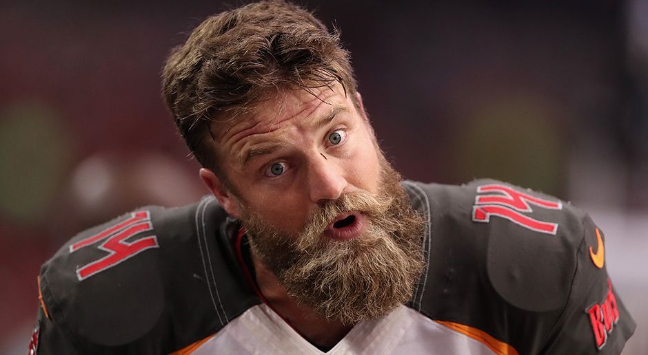 
                <strong>Tampa Bay Buccaneers: Ryan Fitzpatrick</strong><br>
                Nach der Verletzung von Jameis Winston durfte Backup Ryan Fitzpatrick am Sonntag gegen die Cardinals ran. Fitzpatrick ist ein erfahrener Quarterback. Der 34-Jährige geht in seine 13. NFL-Saison mit seiner insgesamt siebten Franchise. Er kommt auf 116 Spiele als Starter und 26.178 Career-Passing-Yards bei 169 Touchdowns und 135 Interceptions.
              