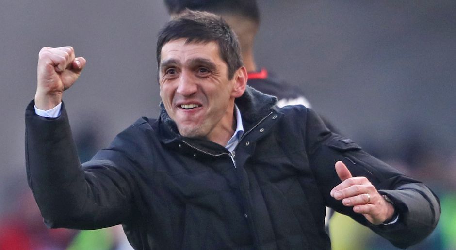 
                <strong>Beste Regie: Tayfun Korkut </strong><br>
                Was wurde der VfB Stuttgart belächelt, als die Schwaben als neuen Trainer Tayfun Korkut vorstellten. Doch allen Kritikern zum Trotz, hat der 43-Jährige seit Amtsantritt eine beeindruckende Erfolgsserie hingelegt: Fünf Spiele, vier Siege, ein Unentschieden. Jetzt belächelt ihn keiner mehr! 
              