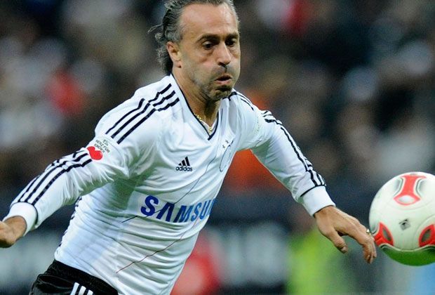 
                <strong>Maurizio Gaudino</strong><br>
                Was verbindet Maurizio Gaudino mit den Münchnern? Ganz einfach: Sohn Gianluca spielt für den Rekordmeister und hat gute Chancen auf einen Platz im Kader der Profimannschaft. Selbstverständlich, dass der Papa da zum Legendenspiel anreist.
              