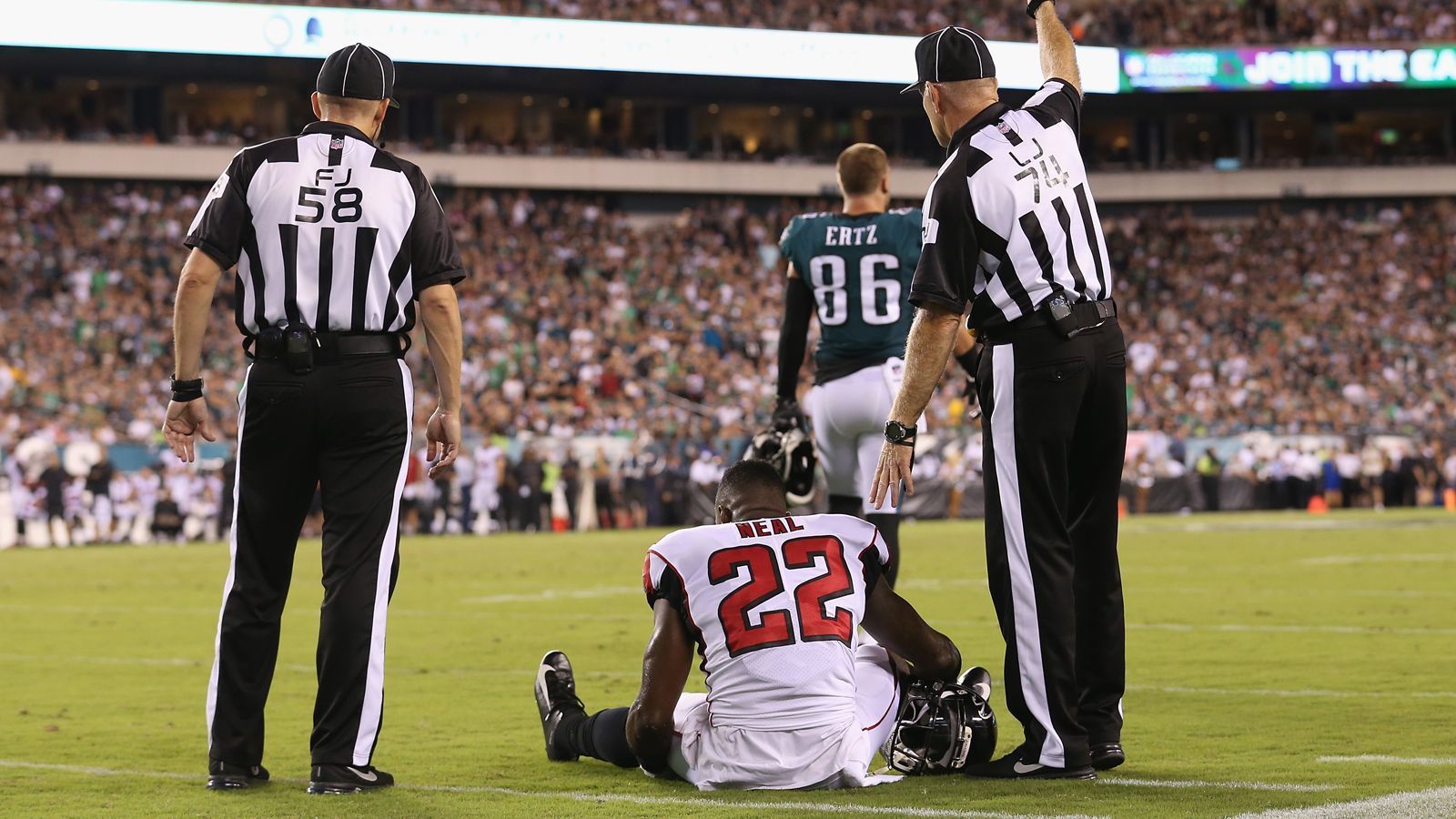 
                <strong>Keanu Neal (Atlanta Falcons)</strong><br>
                Die Atlanta Falcons haben beim Season Opener gegen die Philadelphia Eagles nicht nur das Spiel, sondern auch Defensive Back Keanu Neal verloren. Der 23 Jahre alte Safety hat sich beim Versuch eines Tackles das Knie verdreht und sich dabei einen Kreuzbandriss zugezogen.
              