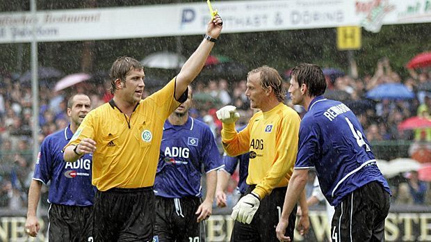 
                <strong>Hoyzer verpfeift den HSV</strong><br>
                In diesem Pokalspiel hat der Hamburger SV im Grunde schon vor dem Anpfiff keine Chance. Denn das 4:2 des SC Paderborn über die Hanseaten am 21. August 2004 leitet Robert Hoyzer. Der Schiri zählt zu den zentralen Figuren des später aufgedeckten Wettskandals. Er pfeift zwei zweifelhafte Elfer für Paderborn, der DFB entschädigt den HSV finanziell.
              