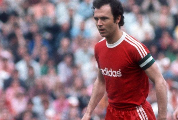 
                <strong>Abwehr: Franz Beckenbauer</strong><br>
                Auch eine weitere Bayern-Legende schafft es in die Traum-Elf. Franz Beckenbauer, als Spieler und Trainer Weltmeister, bekommt einen Platz in der Abwehr.
              
