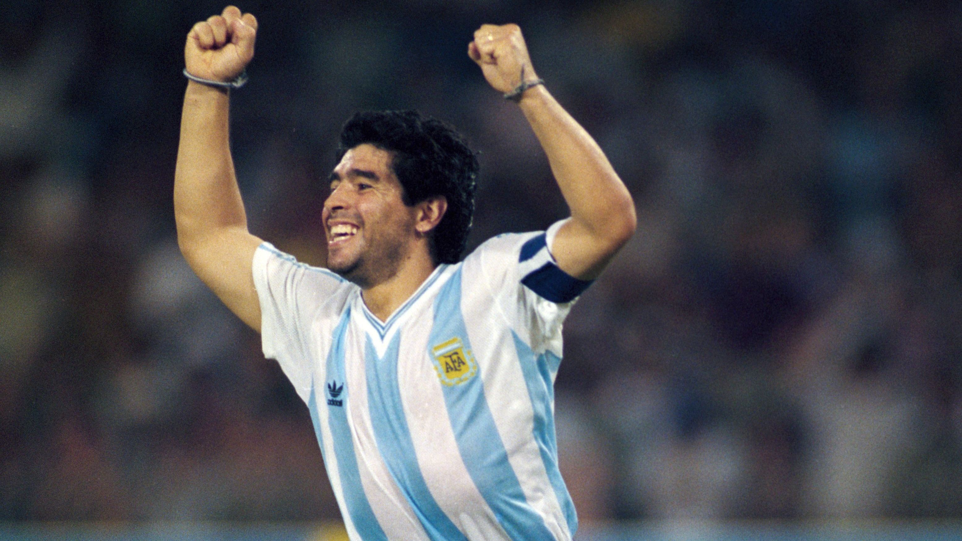 <strong>Mittelfeld: Diego Maradona</strong><br>In seiner Top-Elf bringt Ronaldo seine Verehrung für Diego Maradona zum Ausdruck, obwohl dieser für Brasiliens Erzrivalen Argentinien spielte. 1986 führte Maradona die "Gauchos" zum WM-Titel, vier Jahre später noch mal ins Finale. Vor allem bei seinem Ex-Klub Neapel ist der 2020 im Alter von nur 60 Jahren verstorbene Maradona eine Legende, ebenso natürlich in Argentinien.