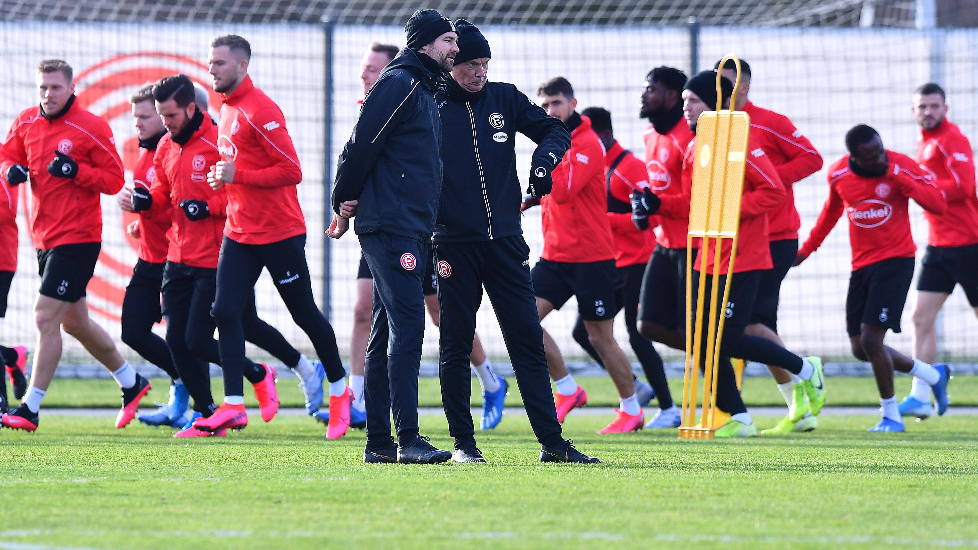 
                <strong>Fortuna Düsseldorf </strong><br>
                Sofortige Wiederaufnahme des Mannschaftstrainings. Eine Hotel-Quarantäne für das Team plus Betreuerstab ist in Prüfung.
              