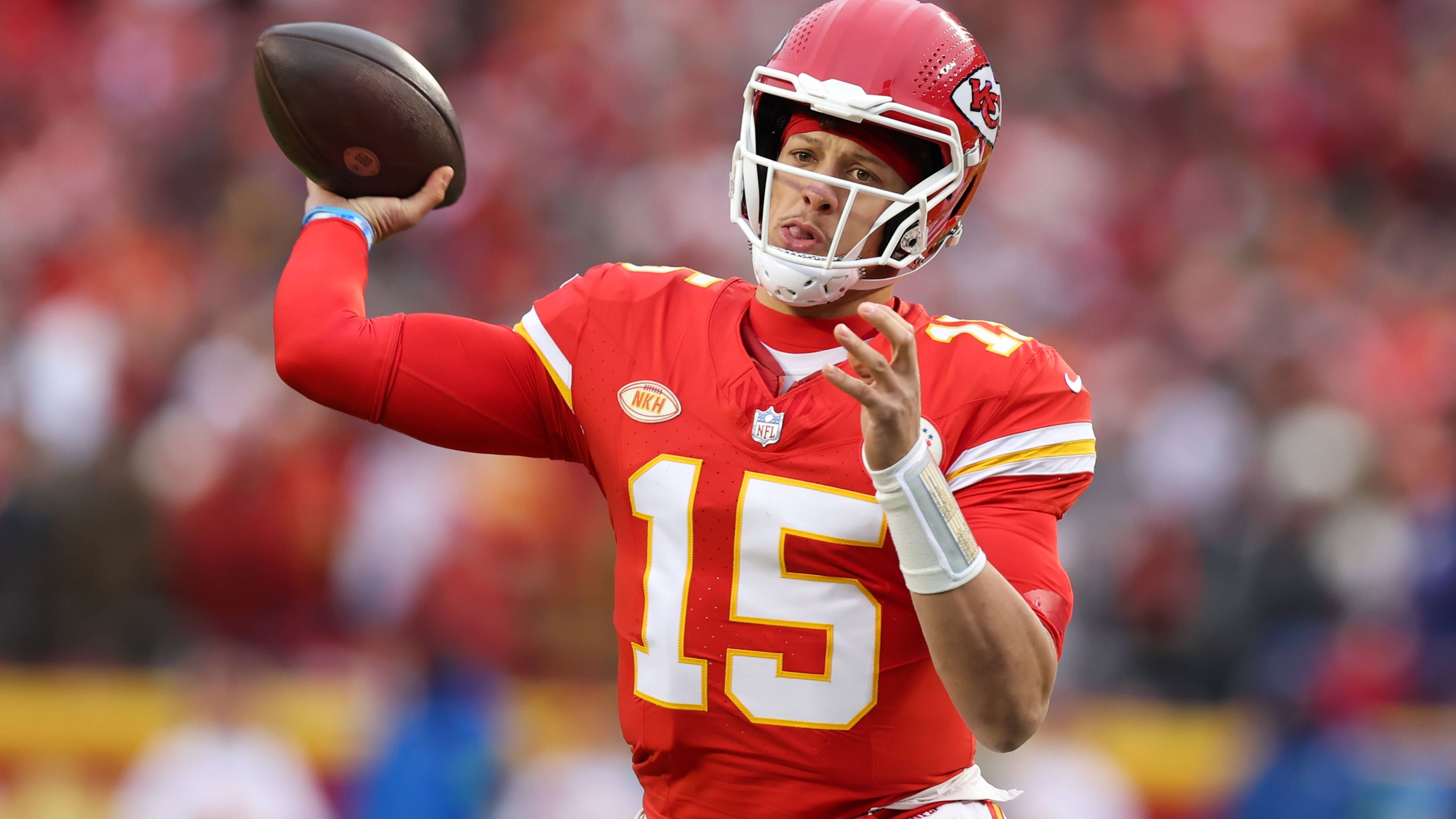 <strong>Passing Yards</strong><br>Damit einher gehen auch die Passing Yards. Mahomes liegt bei überdurchschnittlichen 296,1 Yards pro Spiel, Allen bei immer noch guten 241,5. 7:0 für Mahomes.