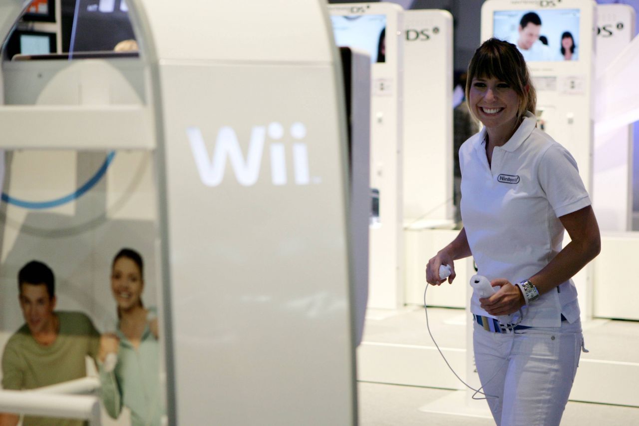 2006: Mit der "Wii" gelingt Nintendo eine echte Innovation: Die Controller verfügen über Bewegungs-Sensoren und ermöglichten so Gruppenspiele wie Tennis oder Bowling vor dem Fernseher.