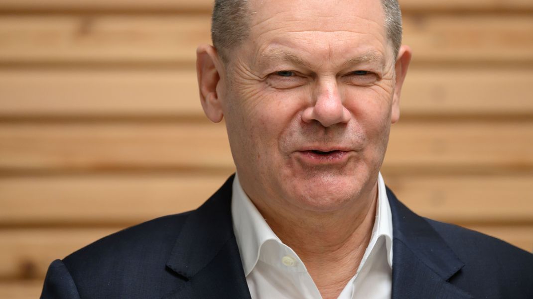 Auf einem Sommerempfang zeigte Olaf Scholz ungewollt seine humorvolle Seite.