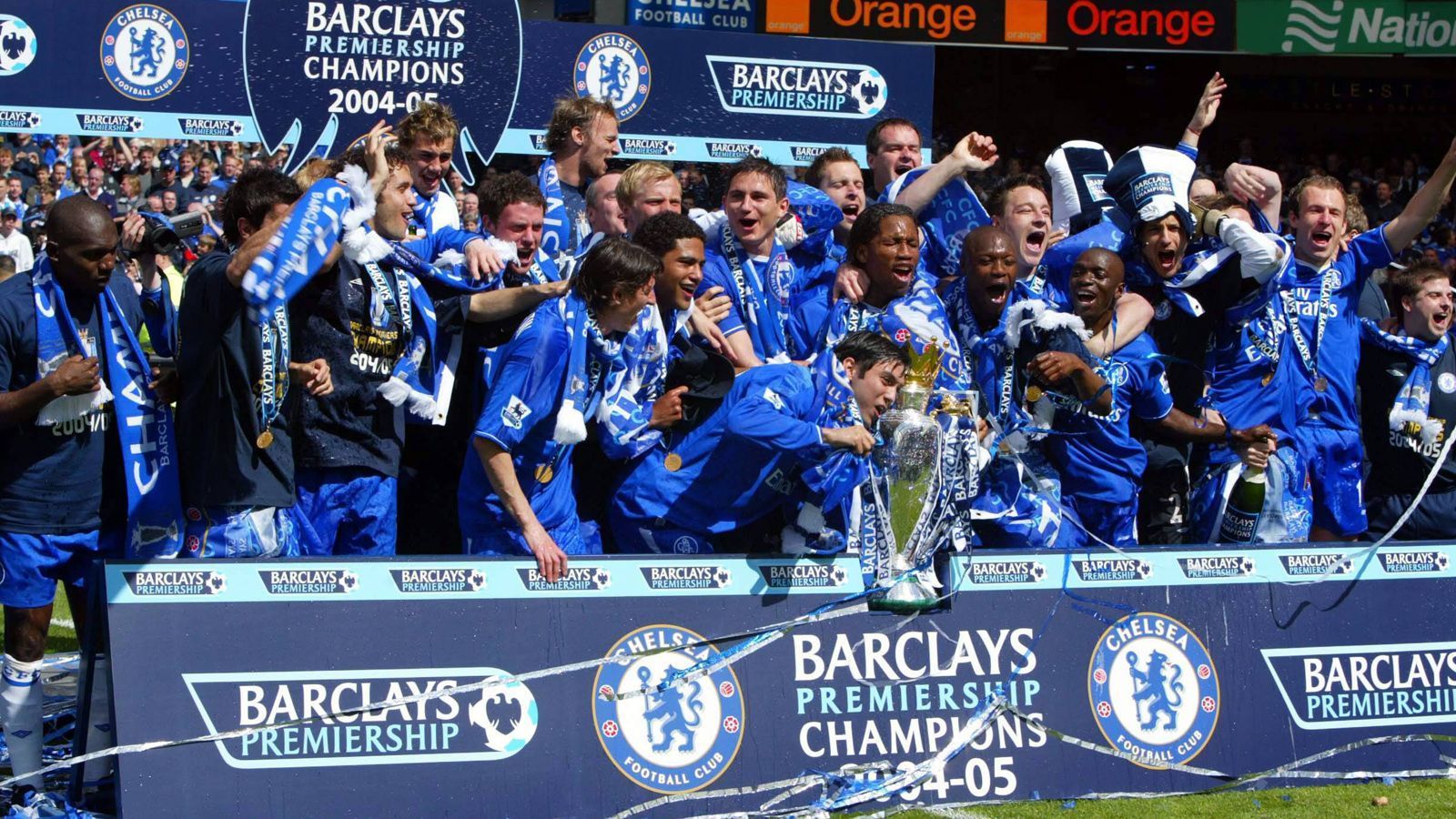 
                <strong>Chelsea gewinnt die Premier League</strong><br>
                In England wurde der FC Chelsea erstmals nach der Übernahme von Investor Roman Abramowitsch Meister - und das mit zwölf Punkten Vorsprung vor Titelverteidiger Arsenal.
              