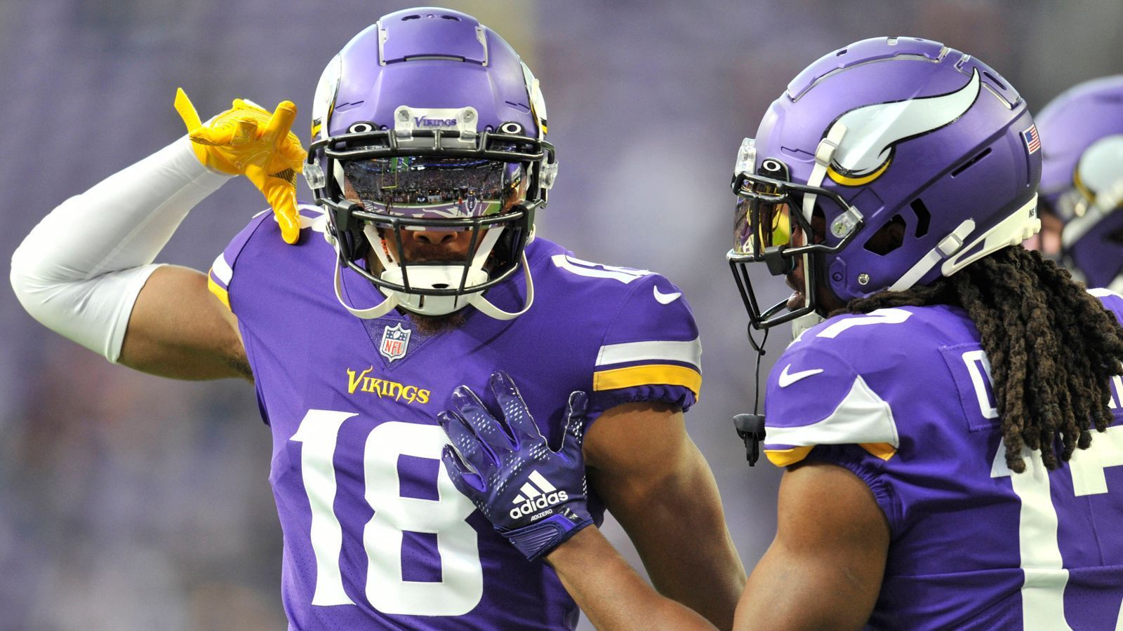 
                <strong>Platz 1: Minnesota Vikings (2022)</strong><br>
                Was für eine irre Nummer! Die war eigentlich schon gegessen, denn die Minnesota Vikings lagen in Week 15 der Saison 2022 zur Halbzeit gegen die Indianapolis Colts bereits mit 0:33 zurück. Doch dann drehten Kirk Cousins und Co. auf, glichen erst in der regulären Spielzeit zum 36:36 aus (am Ende per Touchdown und anschließender Two-Point-Conversion). Minnesota bekam zuerst den Ball, musste aber punten. Doch wenige Sekunden vor Schluss der Verlängerung bekam Kicker Greg Joseph aus 40 Yards die Chance zum Sieg - und versenkte eiskalt. Das Minneapolis Miracle 2.0 war perfekt.
              