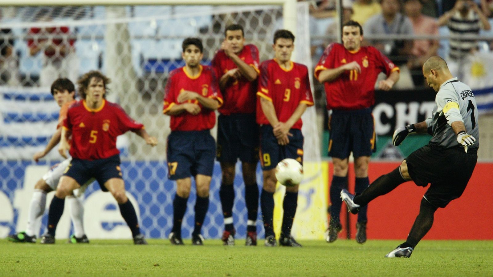 
                <strong>Jose Luis Chilavert (Paraguay)</strong><br>
                Die Bühne von unter anderem Weltmeisterschaften nutzte der frühere Nationaltorhüter Paraguays Jose Luis Chilavert für seine Auftritte fernab des eigenen Strafraumes. Der 1,93-Meter-Hüne war während seiner Laufbahn vor allem in Südamerika als begnadeter Freistoß- und Elfmeterschütze bekannt. So erzielte erauf Vereins- und Nationalmannschafts-Ebene über 60 Treffer. Mittlerweile hat sich der Nationalheld Paraguays nach dem Karriereende auf die Politik fokussiert. Zuletzt kündigte er seine Kandidatur für die Präsidentschaftswahl 2023 an.
              