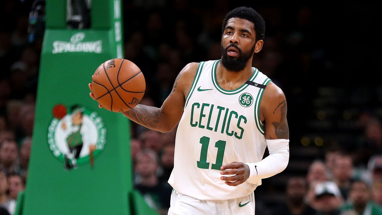 
                <strong>Option 2: Kyrie Irving</strong><br>
                Eigentlich wollte Kyrie Irving aus dem Schatten von LeBron James hervortreten und sein eigenes Team anführen. In Boston hatte er zwei Jahre lang die Gelegenheit dazu - das Ergebnis war enttäuschend. Statt das letzte Puzzleteil für einen Meisterschafts-Push zu sein, wurde Irving zum Störfaktor. Mit dem ball-dominanten Point Guard auf dem Feld spielte die junge Mannschaft der Celtics eher schlechter. Zudem wurde sein Führungsstil von einigen Mitspielern kritisiert. Als zweite Option neben James machte er eine deutlich bessere Figur - gemeinsam gewannen sie 2016 die Meisterschaft mit den Cleveland Cavaliers. Nach "ESPN"-Informationen soll LeBron seinen alten Kumpel bereits kontaktiert haben, um ihn von einem Wechsel zu überzeugen. Wenn Irving bereit wäre wieder einen Schritt zurückzutreten, würde die Wiedervereinigung Sinn machen. Bisher galten die Brooklyn Nets als Favorit auf Irvings Dienste. Da dieses Team aber auch aus vielen jungen Spielern besteht und Irving nicht gut mit den Youngster der Celtics zusammengespielt hat, sollen bei den Nets laut der "New York Times" Zweifel an einer Verpflichtung aufgekommen sein.
              