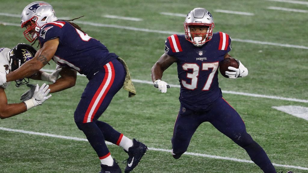 
                <strong>Gewinner: Das Laufspiel der New England Patriots</strong><br>
                Für die New England Patriots war es keine erfolgreiche Saison. Lediglich sieben Siege sprangen mit Quarterback Cam Newton heraus, der keine gute Saison spielte. Dass die Patriots trotzdem sieben Spiele gewinnen konnten, lag auch am dominanten Laufspiel. Die Running Back-Gruppe um Damien Harris, Sony Michel, James White und Rex Burkhead lieferte ab und war das viertbeste Team über den Boden. Das liegt sowohl an Offensive Coordinator Josh McDaniels, der sehr guten Offensive Line als auch nicht zuletzt an unserem deutschen Fullback Jakob Johnson.
              