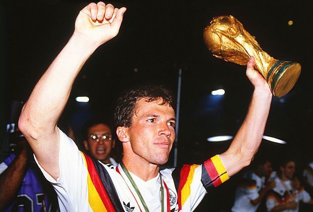 
                <strong>Lothar Matthäus (75 Spiele als Kapitän)</strong><br>
                Lothar Matthäus führte die deutsche Nationalmannschaft bei der WM 1990 in Italien als Kapitän zum Titel. Insgesamt trug Matthäus 75 Mal die Kapitänsbinde. Damit ist er der amtierende "Rekord-Kapitän" der DFB-Elf.
              