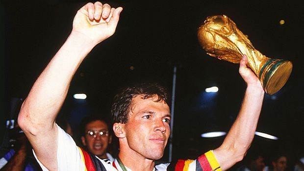 <strong>Lothar Matthäus (75 Spiele als Kapitän)</strong><br>
                Lothar Matthäus führte die deutsche Nationalmannschaft bei der WM 1990 in Italien als Kapitän zum Titel. Insgesamt trug Matthäus 75 Mal die Kapitänsbinde. Damit ist er der amtierende "Rekord-Kapitän" der DFB-Elf.
