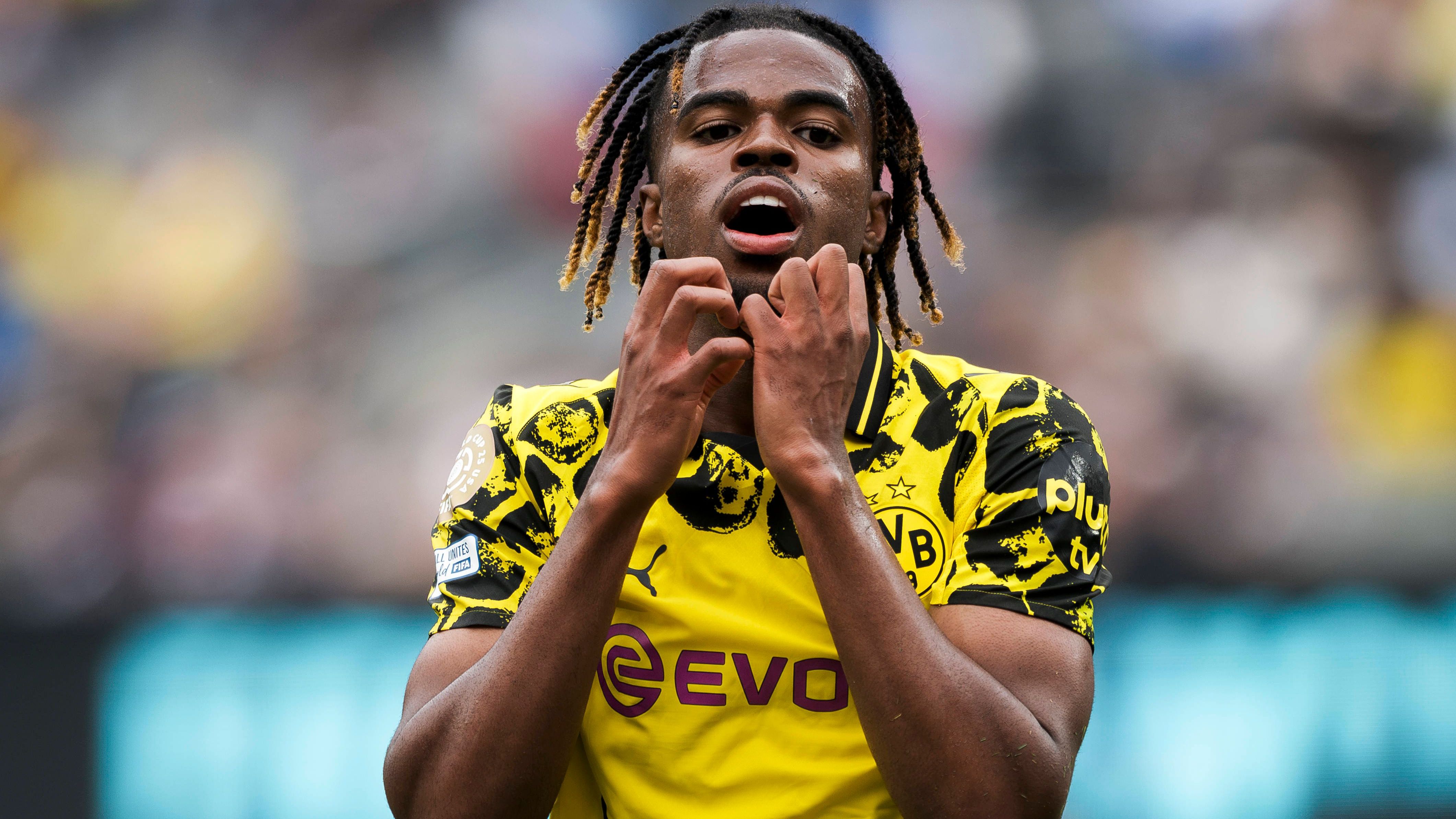 <em><strong>Carney Chukwuemeka (FC Chelsea)</strong><br>Der Transfer von Carney Chukwuemeka zu Borussia Dortmund steht unmittelbar bevor. Der 21-Jährige ist Berichten des "kicker" zufolge am Sonntagabend in Dortmund gelandet und absolviert am Montag seinen Medizincheck, anschließend soll der Vertrag unterschrieben werden. Nach der Leihe in der Rückrunde der Vorsaison soll Chukwuemeka jetzt für rund 25 Millionen Euro fest vom FC Chelsea verpflichtet werden.</em>