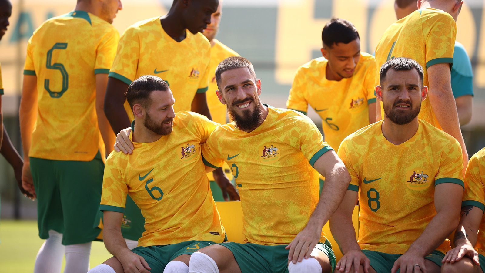 
                <strong>Platz 11: Australien</strong><br>
                Die "Socceroos" schrammen haarscharf an den Top 10 vorbei! Das liegt aber weniger am eigenen Trikot, sondern mehr an der Konkurrenz der folgenden Designs. Australien muss sich für sein Outfit nicht schämen.
              