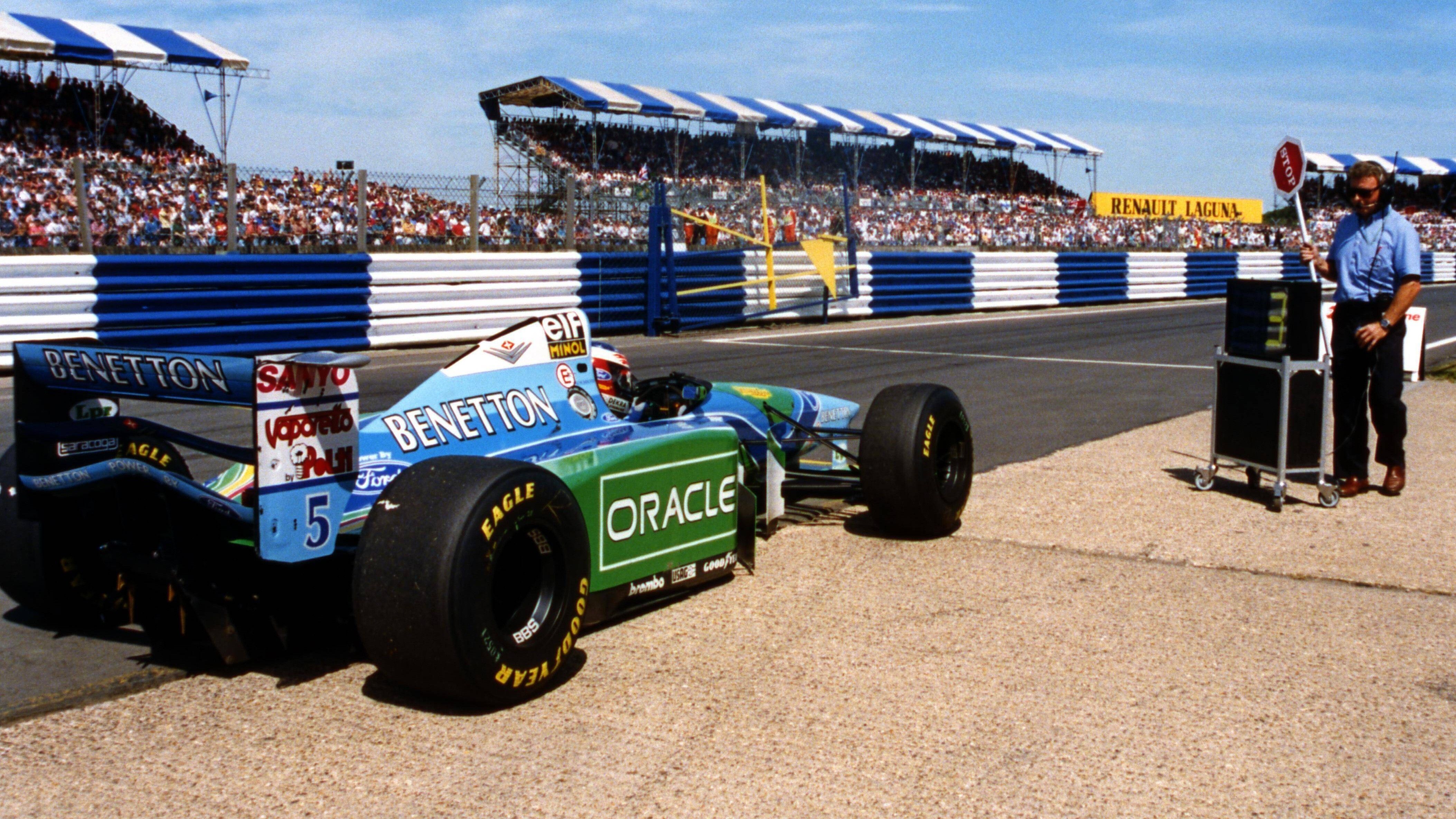 
                <strong>Michael Schumacher wird erstmals F1-Weltmeister</strong><br>
                Im Jahr 1994 gewann Michael Schumacher seinen ersten von sieben WM-Titeln in der Formel 1. In der Saison, die von Betrugsvorwürfen und dem Tod von Ayrton Senna überschattet wurde, dominierte der Kerpener mit acht Siegen und rettete trotz zweier Disqualifikationen und einer Sperre für zwei Rennen den Vorsprung von einem Punkt vor seinem Williams-Widersacher Damon Hill über die Ziellinie.
              
