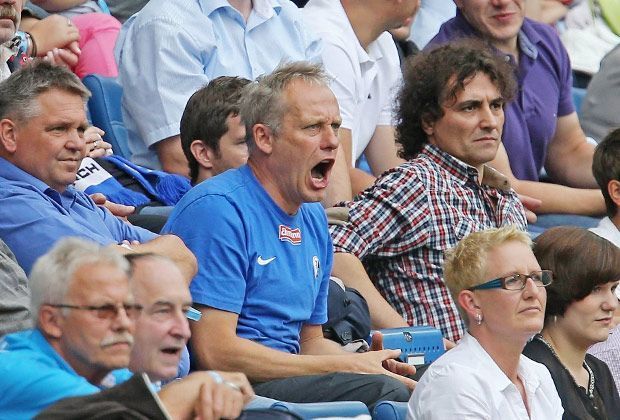 
                <strong>Christian Streich - der Verbannte</strong><br>
                Das Engagement kommt gut an - bei Fußball-Fans aus dem Breisgau. Weniger angetan sind oft die Vierten Offiziellen. In dieser Szene musste Streich beim 3:3 in Hoffenheim auf die Tribüne und wütete danach weiter in Richtung Schiedsrichter: "Der soll sich schämen."
              