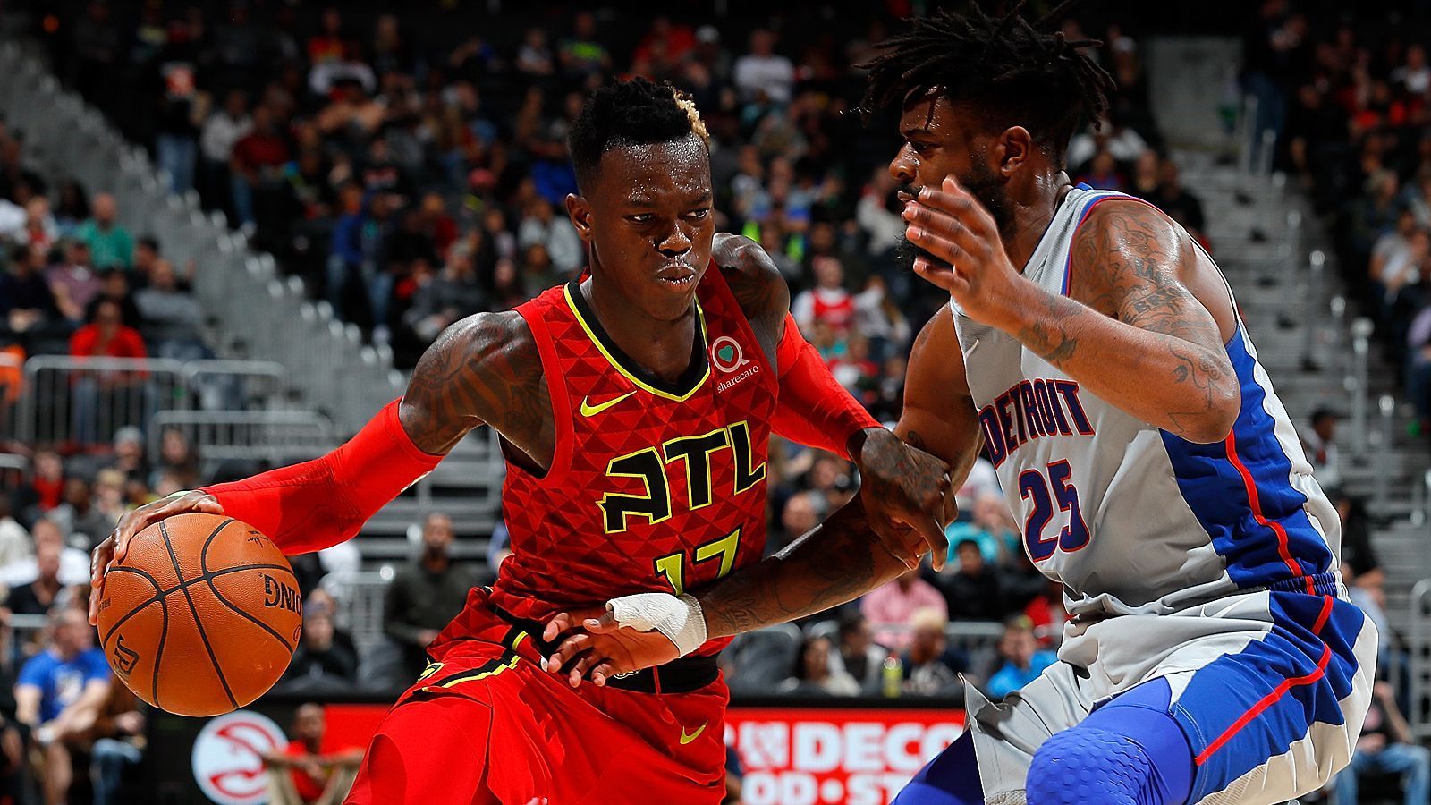 
                <strong>Phoenix Suns</strong><br>
                Zugegeben eine etwas vage Spekulation, aber für Dennis Schröder sicherlich ein reizvolles Ziel. Die Suns gelten mit Shooting Guard Devin Booker und dem Nummer-Eins-Pick im diesjährigen Draft als Team der Zukunft. Entscheidet sich die Franchise gegen Europas Wunderkind Luka Doncic, wäre vor der Free Agency von Elfried Payton ein guter Point Guard auf der Watchlist der Suns. Auch Phoenix befindet sich im Rebuild, hat mit den Picks 1,16,31 und 59 aber noch mehr Optionen für die Zukunft. Preisfrage: Sind ausgerechnet die Suns bereit, sich für Schröder von möglicherweise sogar mehreren Picks zu trennen?
              