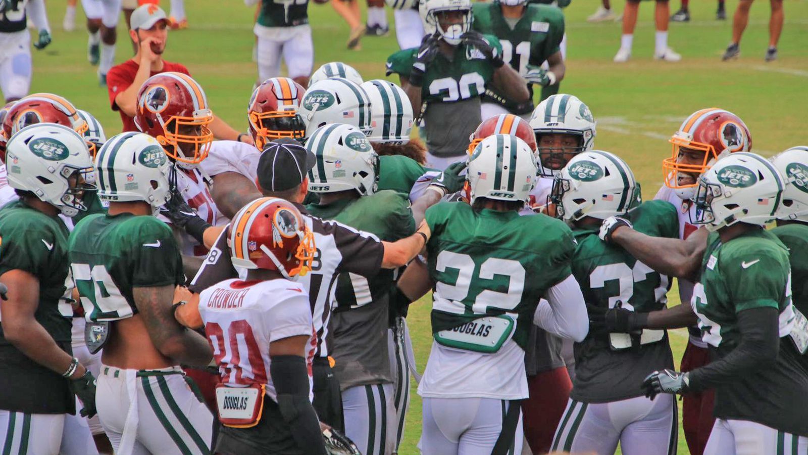 
                <strong>Joint Practices - nicht immer friedlich</strong><br>
                Allerdings bergen diese gemeinsamen Workouts wegen ihres Wettkampfcharakters auch Gefahren und sind in der Vergangenheit schon mal eskaliert. So flogen beispielsweise 2018 zwischen den New York Jets und den Washington Redskins die Fäuste. Sparringspartner, mit denen es in den vergangenen Jahren Probleme gab, wurden von den Teams bei den kommenden Einheiten deswegen in weiser Voraussicht vermieden - bis auf eine Ausnahme. ran.de gibt einen Überblick über die Joint Practices der NFL-Teams 2019, in chronologischer Reihenfolge. (Stand: 11. Juli 2019)
              