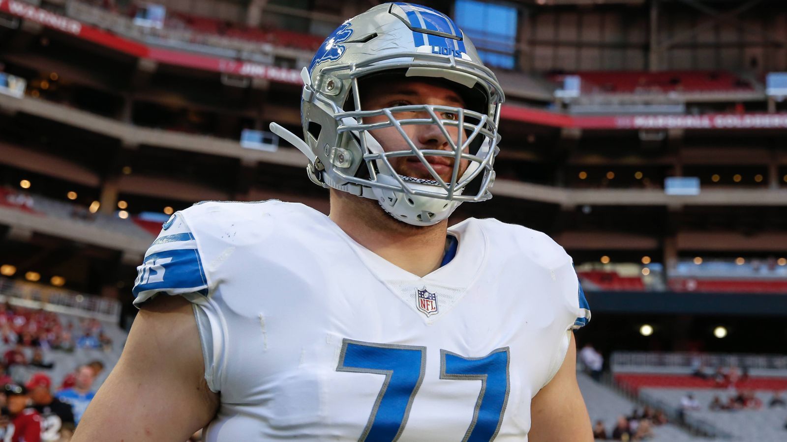 
                <strong>Pick 20: Frank Ragnow (Center/Guard, Detroit Lions)</strong><br>
                Ragnow war der höchsgedraftete Center im Draft, wurde dann aber zum Offensive Guard umfunktioniert. Auf dieser Position war er die ganze Saison über gesetzt, absolvierte alle 16 Saisonspiele als Starter. In den ersten beiden Saisonspielen gegen die New York Jets und die San Francisco 49ers bereitete ihm die Positionsumstellung noch Probleme. Dann allerdings zeigte seine Formkurve nach oben. Pro Football Focus ordnete ihn im Ranking als 39. Guard der NFL ein. Besonders im Run-Blocking war er stark. ran-Note: 3
              