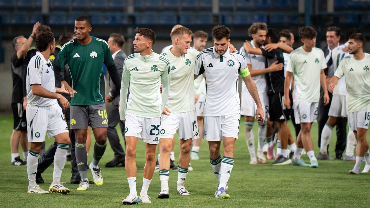 Shakhtar Donetsk v Panathinaikos - UEFA Europa League. Panathinaikos players celebrate victory in the game between FC Shakhtar Donetsk and Panathinaikos F.C. in Krakow, Poland, on August 14, 2025. ...