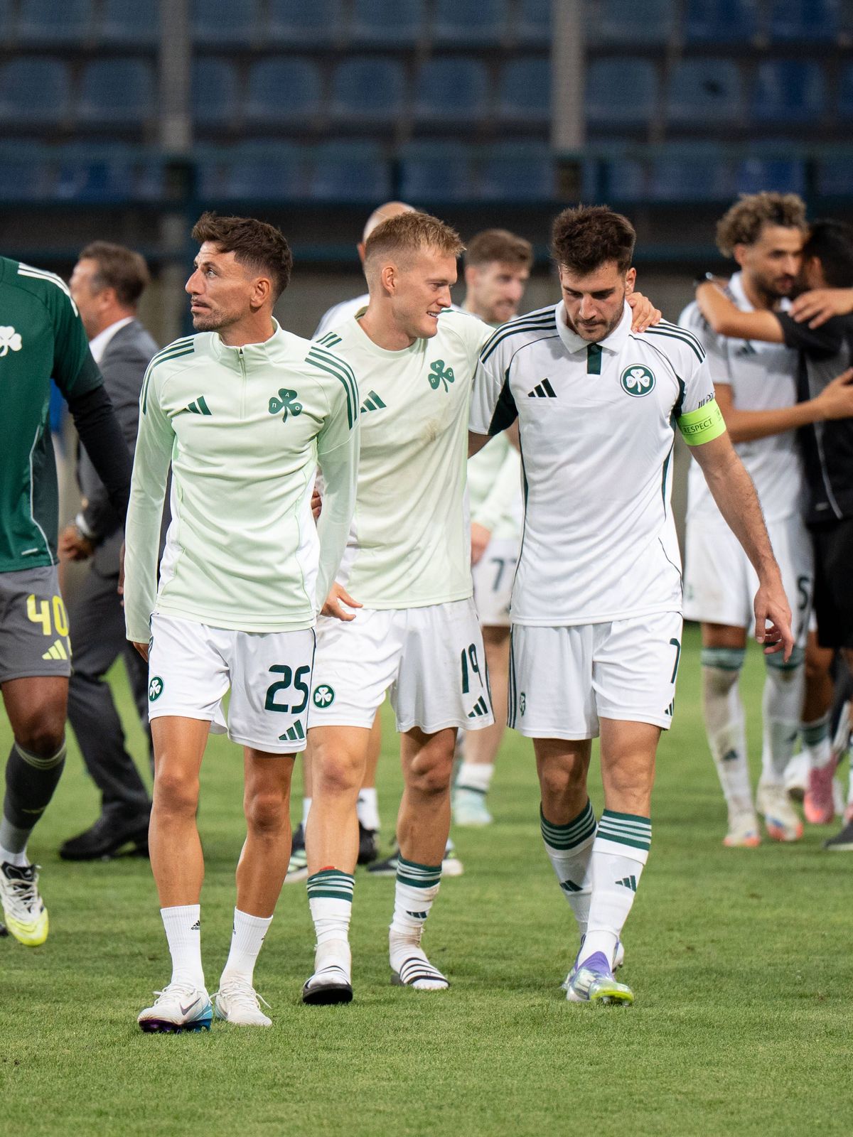 Shakhtar Donetsk v Panathinaikos - UEFA Europa League. Panathinaikos players celebrate victory in the game between FC Shakhtar Donetsk and Panathinaikos F.C. in Krakow, Poland, on August 14, 2025. ...